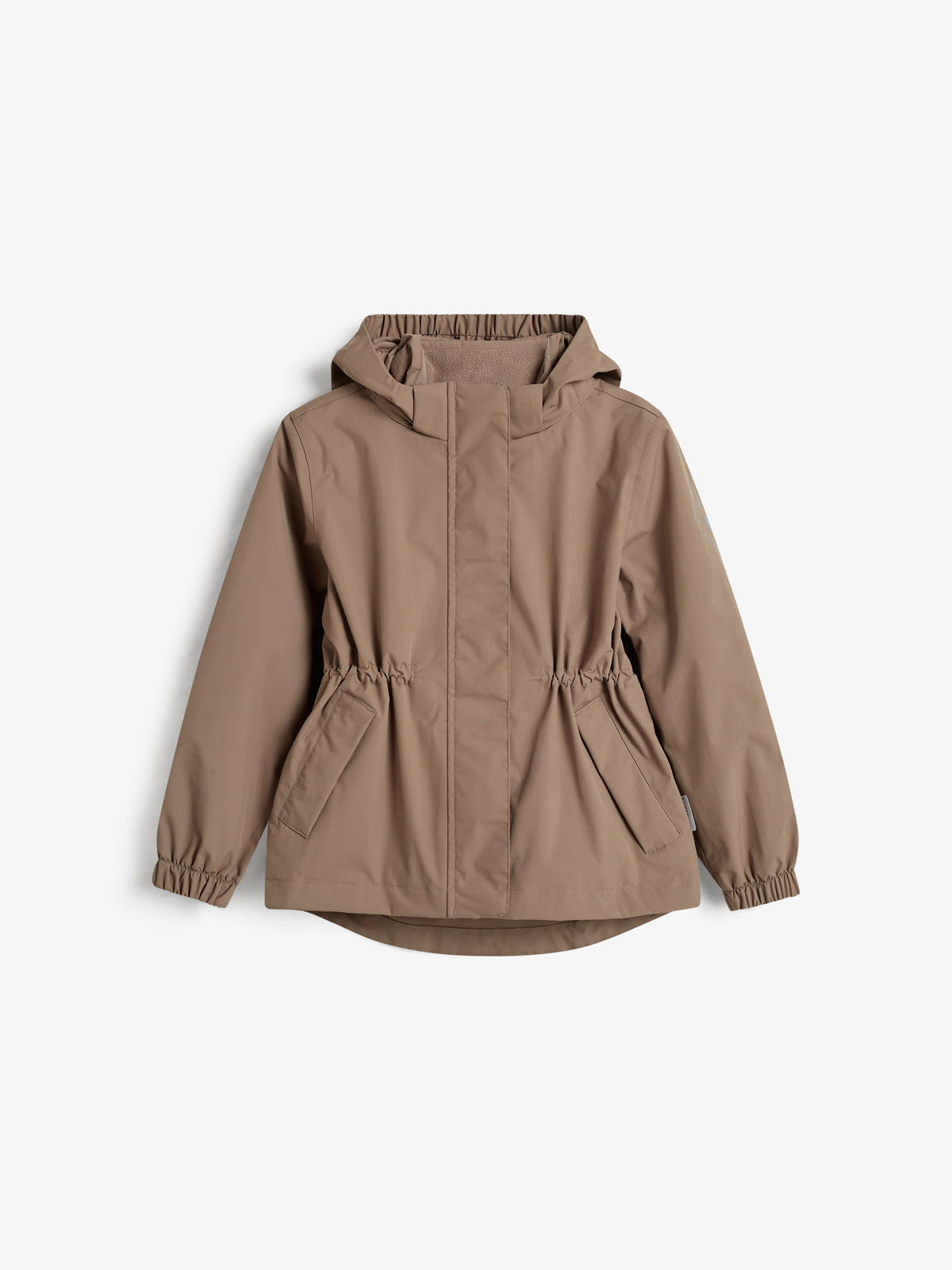 Eine beige Jacke mit Kapuze und elastischen Bündchen, liegt flach auf weißem Hintergrund. Sie hat zwei Vordertaschen und einen Kordelzug an der Taille.