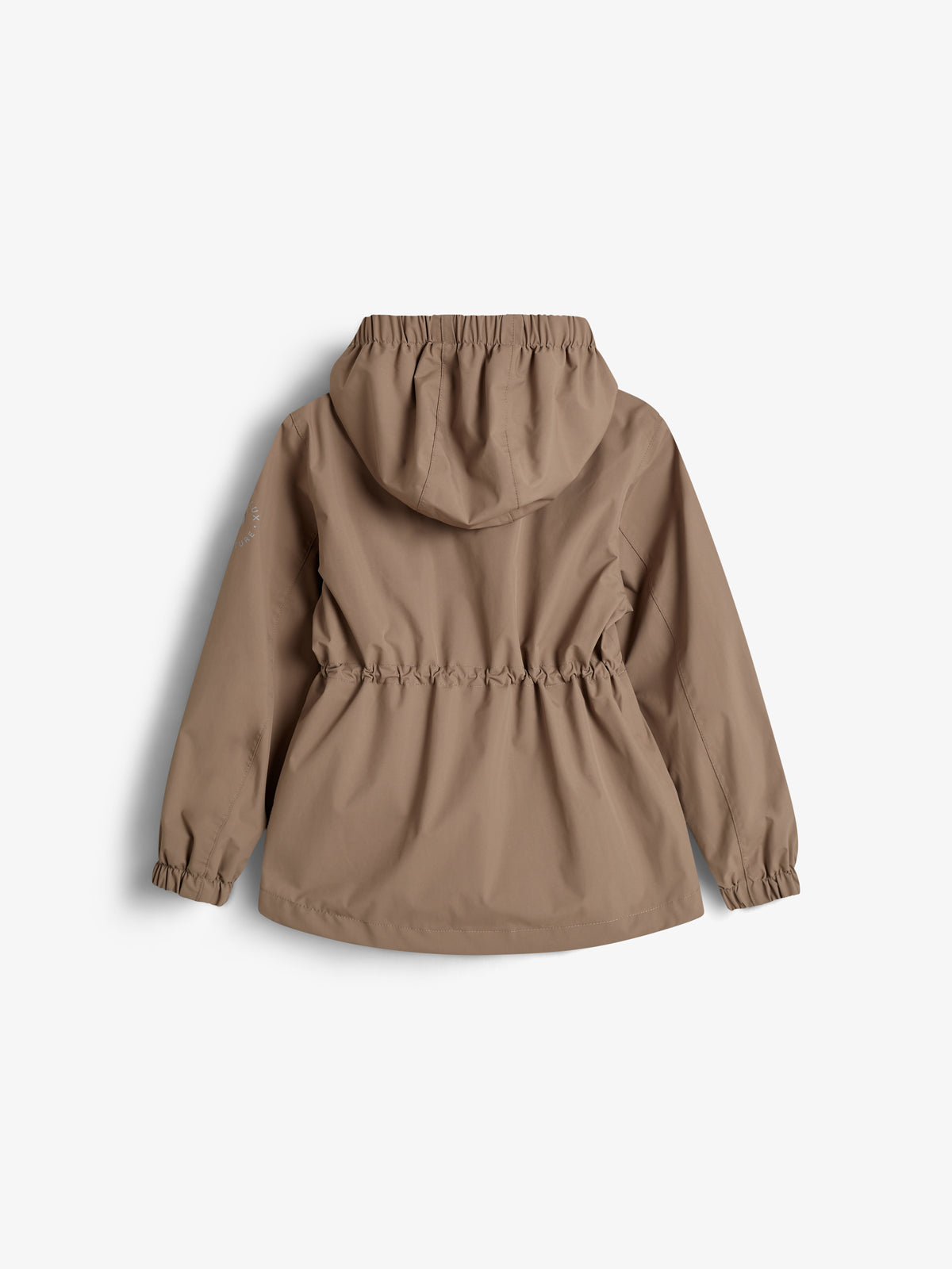 Eine braune Jacke mit Kapuze liegt flach ausgebreitet. Die Jacke hat elastische Bündchen an den Ärmeln und einen dezenten, elastischen Kordelzug an der Taille. Der Hintergrund ist weiß.