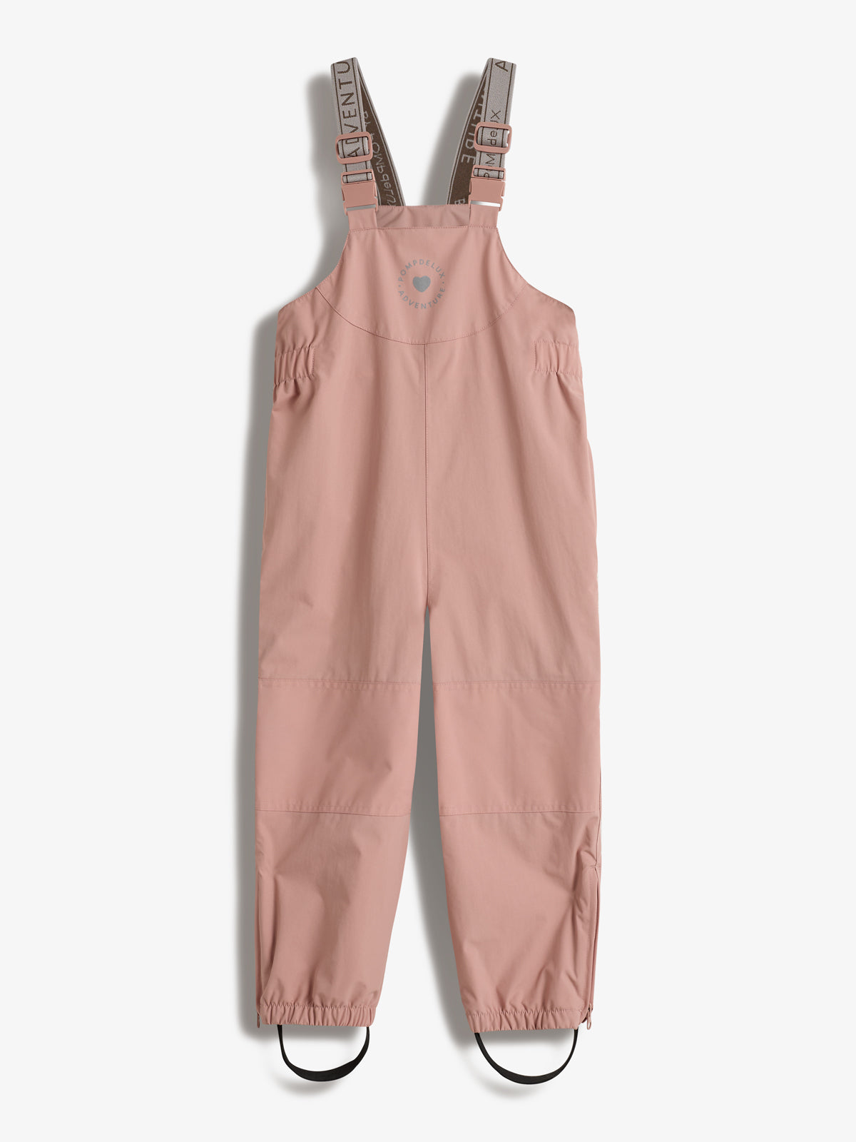 Ein rosa Kinderlatzhose mit verstellbaren, bedruckten Trägern, möglicherweise aus einem wasserabweisenden Material. Die Hose hat einen elastischen Bund an den Beinen und Fußschlaufen. Text: "ULTRAFUNCIONAL AVVENTURA".