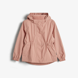 Eine rosafarbene Jacke mit Kapuze hängt, besitzt elastische Ärmelbündchen und Taschen. Sie hat einen dezenten Aufdruck am Ärmel. Der Hintergrund ist einfarbig weiß.