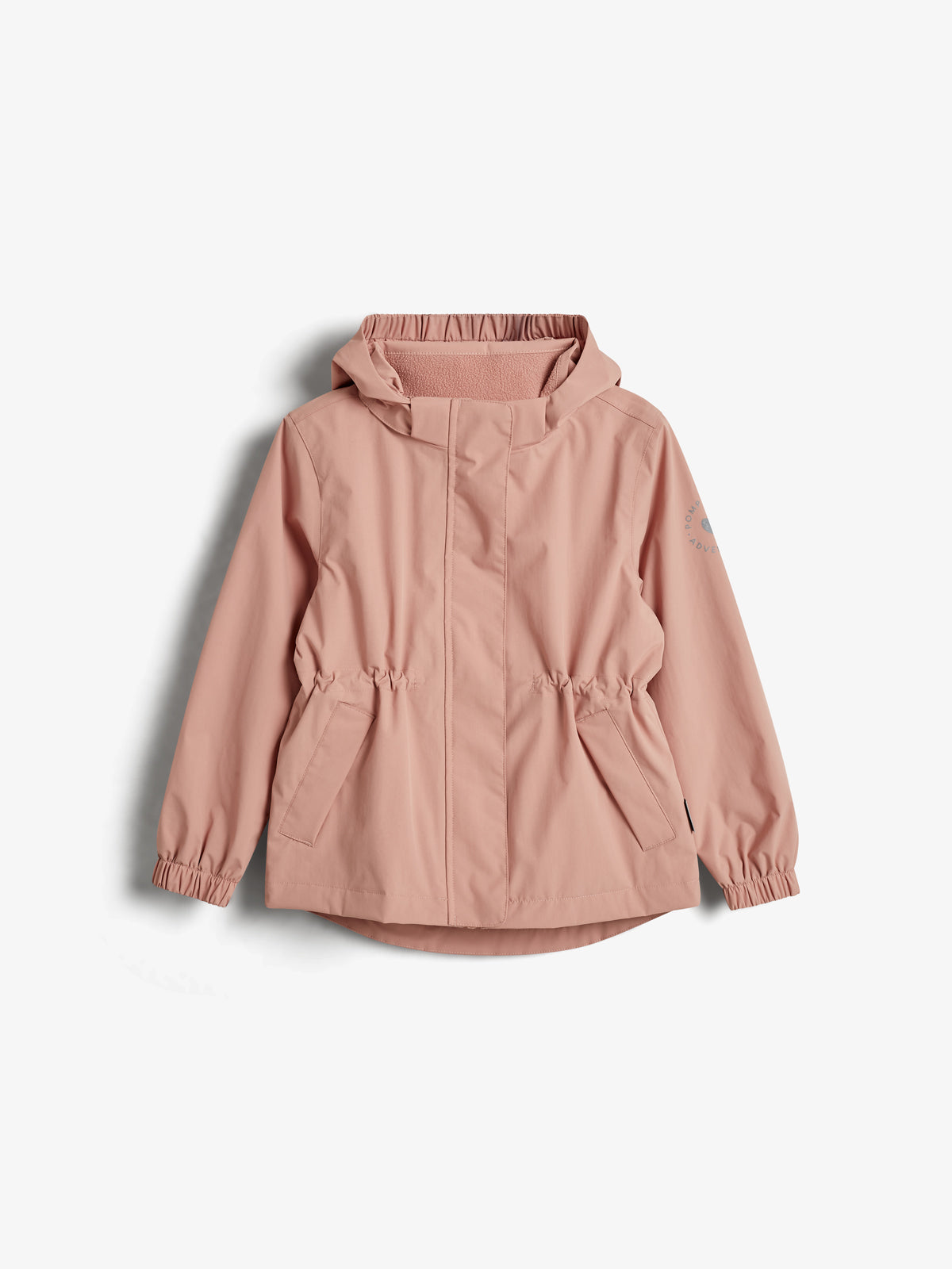 Eine rosafarbene Jacke mit Kapuze hängt, besitzt elastische Ärmelbündchen und Taschen. Sie hat einen dezenten Aufdruck am Ärmel. Der Hintergrund ist einfarbig weiß.