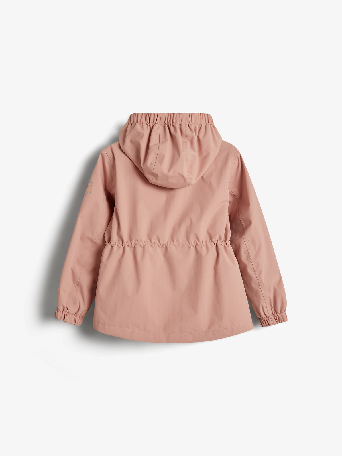 Eine rosa Jacke mit Kapuze liegt flach auf einem hellen Hintergrund. Sie hat elastische Bündchen an Ärmeln und Taille, ohne sichtbare Verzierungen oder Text.