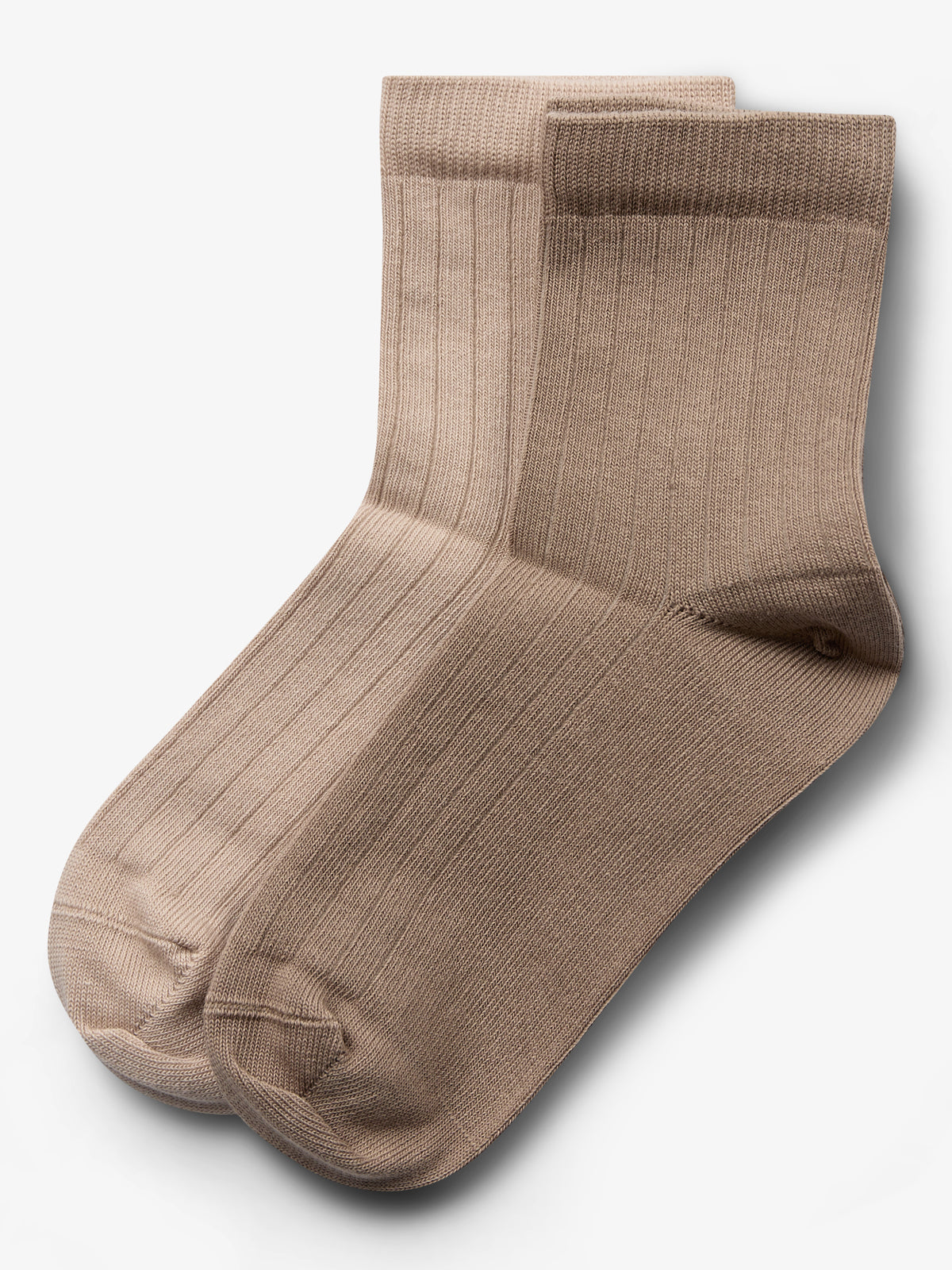 Braune Baumwollsocken liegen übereinander, ohne sichtbare Aktion, auf einem weißen Hintergrund. Die Socken haben ein geripptes Muster und sind ordentlich platziert.
