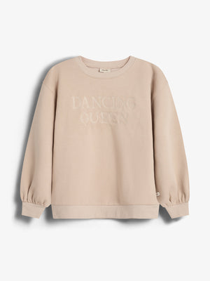 Ein beige Sweatshirt mit gerippten Bündchen und Rundhalsausschnitt zeigt den aufgedruckten Text "DANCING QUEEN". Es hängt vor einem weißen Hintergrund.