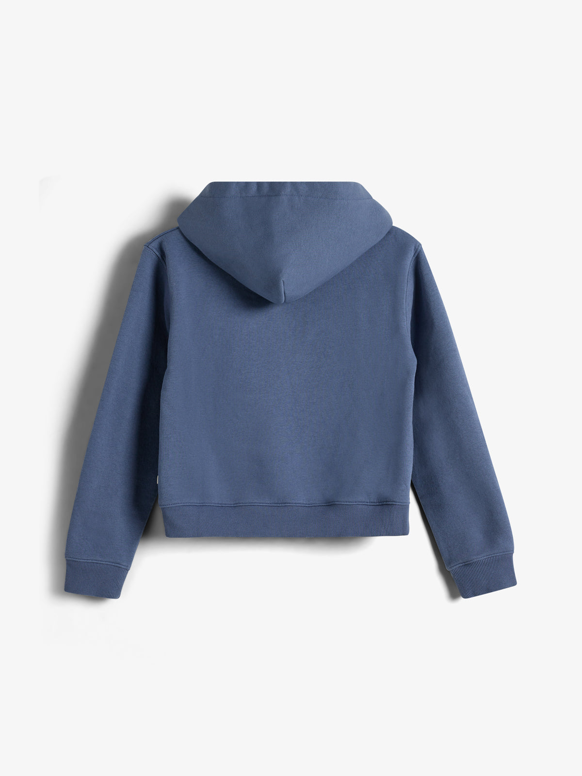 Ein blauer Kapuzenpullover hängt ruhig vor einem weißen Hintergrund. Der Pullover hat lange Ärmel und eine Kapuze, während keine sichtbaren Designs oder Muster vorhanden sind.