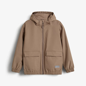 Beige Jacke mit Kapuze und Reißverschluss, wirkt neuwertig. Zwei große Fronttaschen. Ein kleines Quadrat mit der Aufschrift "Scalpers" ist unten rechts angebracht. Hintergrund ist neutral.