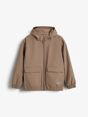 Beige Jacke mit Kapuze und Reißverschluss, wirkt neuwertig. Zwei große Fronttaschen. Ein kleines Quadrat mit der Aufschrift "Scalpers" ist unten rechts angebracht. Hintergrund ist neutral.