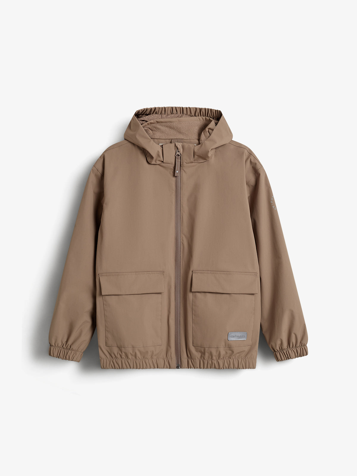 Beige Jacke mit Kapuze und Reißverschluss, wirkt neuwertig. Zwei große Fronttaschen. Ein kleines Quadrat mit der Aufschrift "Scalpers" ist unten rechts angebracht. Hintergrund ist neutral.