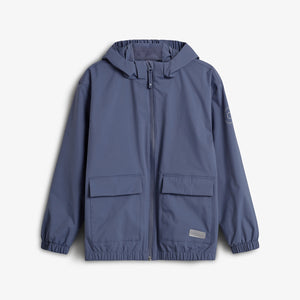 Eine blaue Jacke mit Kapuze und Reißverschluss hat zwei große Fronttaschen. Sie liegt flach auf einem neutralen Hintergrund. Ein abnehmbares Label ist unten befestigt.