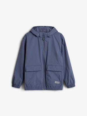 Eine blaue Jacke mit Kapuze und Reißverschluss hat zwei große Fronttaschen. Sie liegt flach auf einem neutralen Hintergrund. Ein abnehmbares Label ist unten befestigt.