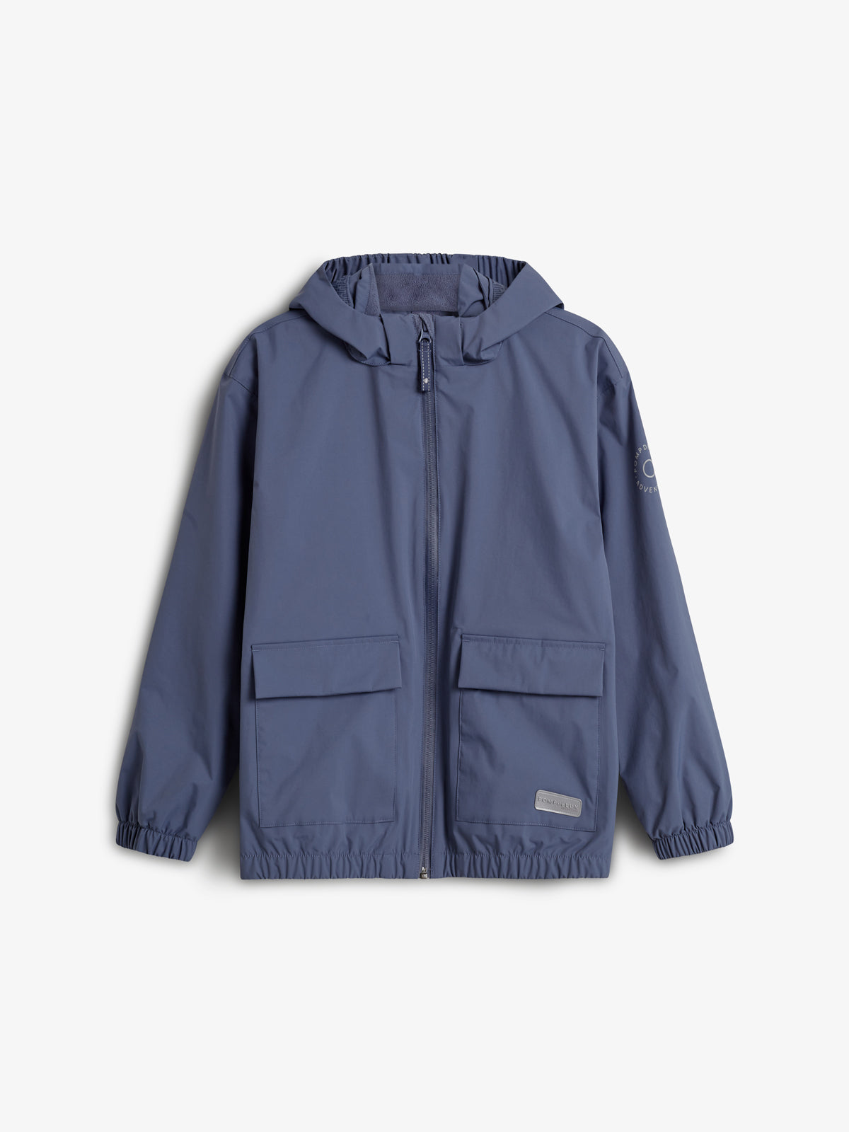 Eine blaue Jacke mit Kapuze und Reißverschluss hat zwei große Fronttaschen. Sie liegt flach auf einem neutralen Hintergrund. Ein abnehmbares Label ist unten befestigt.