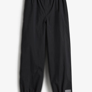 Eine schwarze Regenhose liegt flach. Sie hat einen elastischen Bund und Gummizüge an den Beinabschlüssen. Im unteren rechten Bereich befindet sich ein reflektierendes Etikett mit der Aufschrift "RAINWEAR".