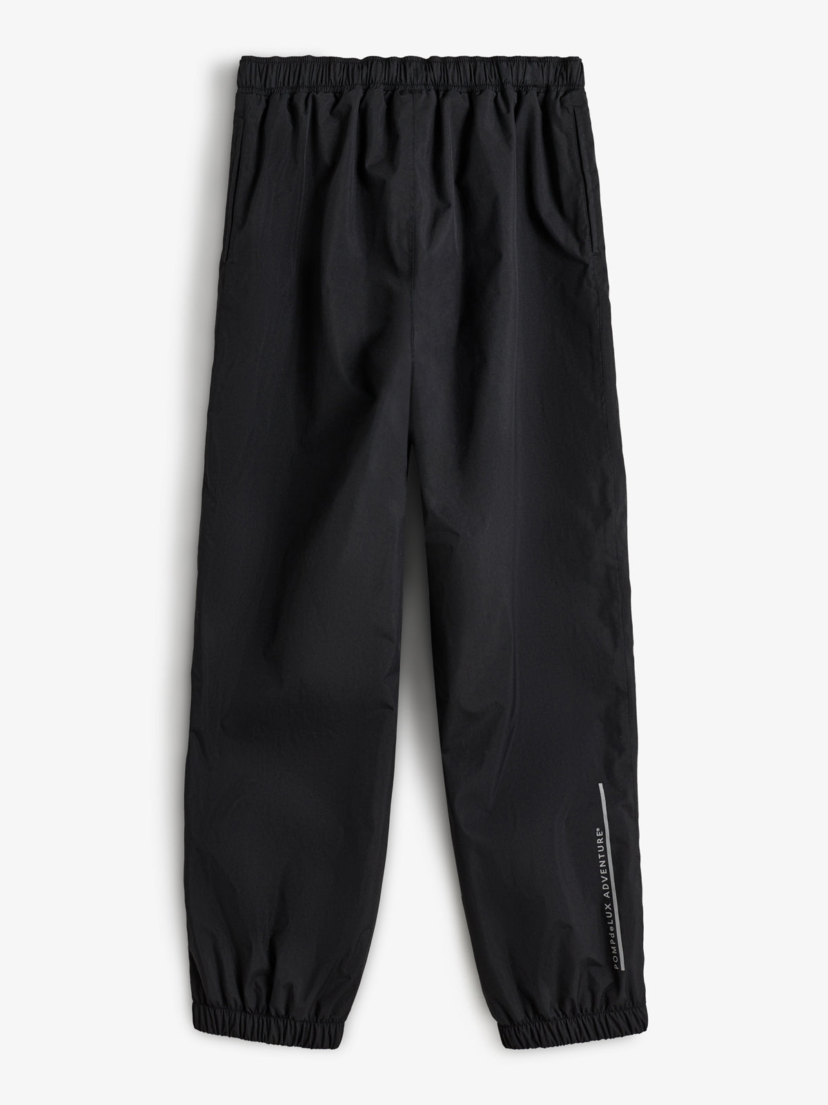 Eine schwarze Regenhose hängt entspannt; elastische Bündchen an Taille und Beinabschlüssen. Der Text "PO.P WEATHER PROOF ADVENTURE" befindet sich vertikal am unteren Bein. Der Hintergrund ist weiß.