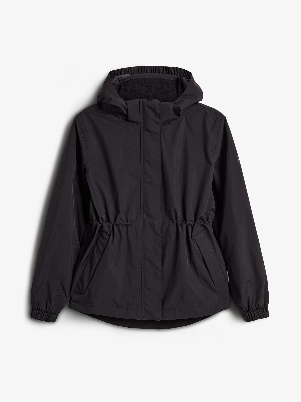 Eine schwarze Jacke mit Kapuze, die flach auf hellgrauem Hintergrund liegt. Elastische Bündchen und Taille betonen die Form. Die Jacke wirkt funktional und schlicht. Keine sichtbaren Textelemente.