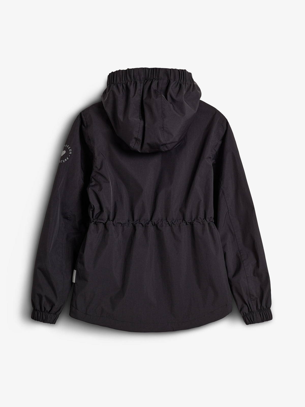 Eine schwarze Jacke mit Kapuze, zeigt die Rückseite. Die Ärmel sind lang, elastisch, und auf dem linken Arm steht „Simple Life Adventures“. Umgebung ist ein neutraler, heller Hintergrund.