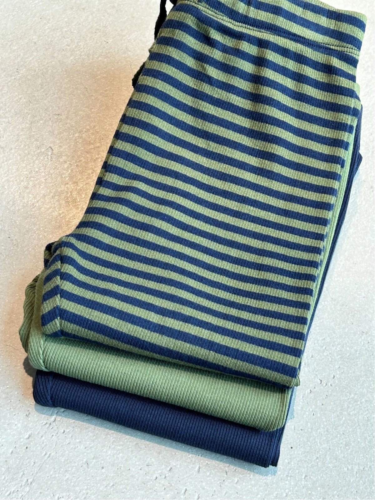 Gerippte Hose Kids - Moss Green/Navy Stripe | 101605 Conrad