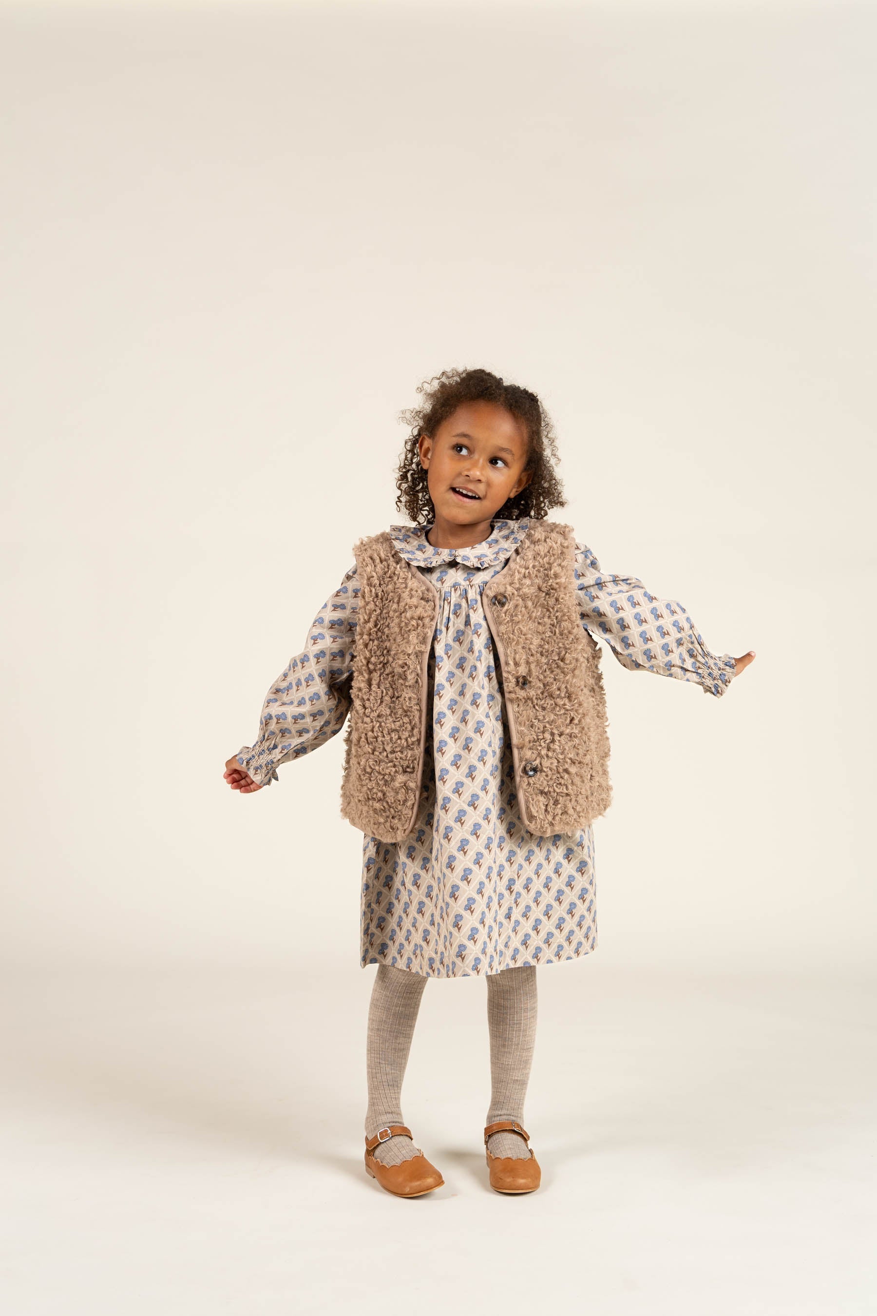 Bedrucktes Kleid aus Baumwollpopeline - Kids - Caffe Latte w. Blue | 100803 Amine