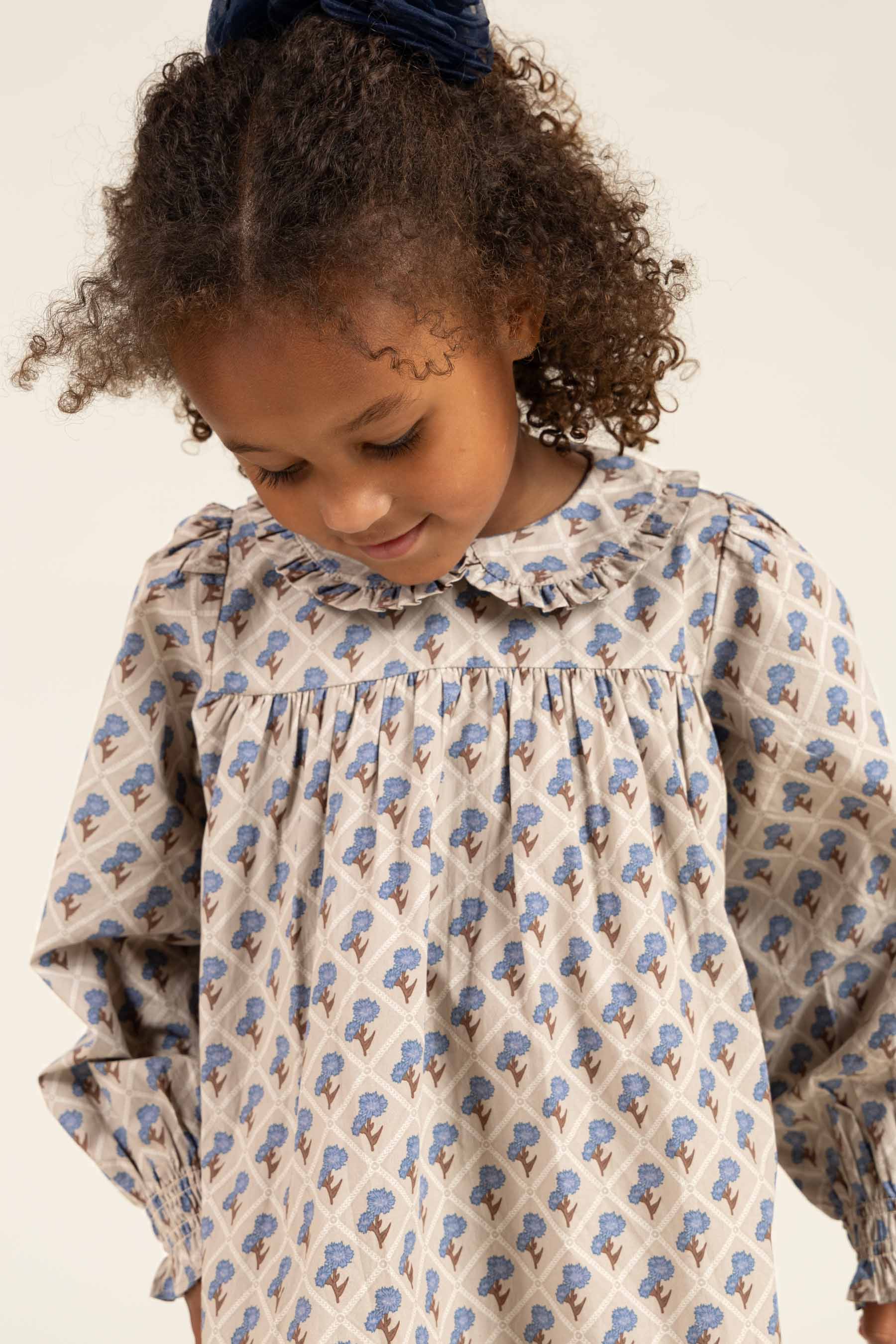 Bedrucktes Kleid aus Baumwollpopeline - Kids - Caffe Latte w. Blue | 100803 Amine