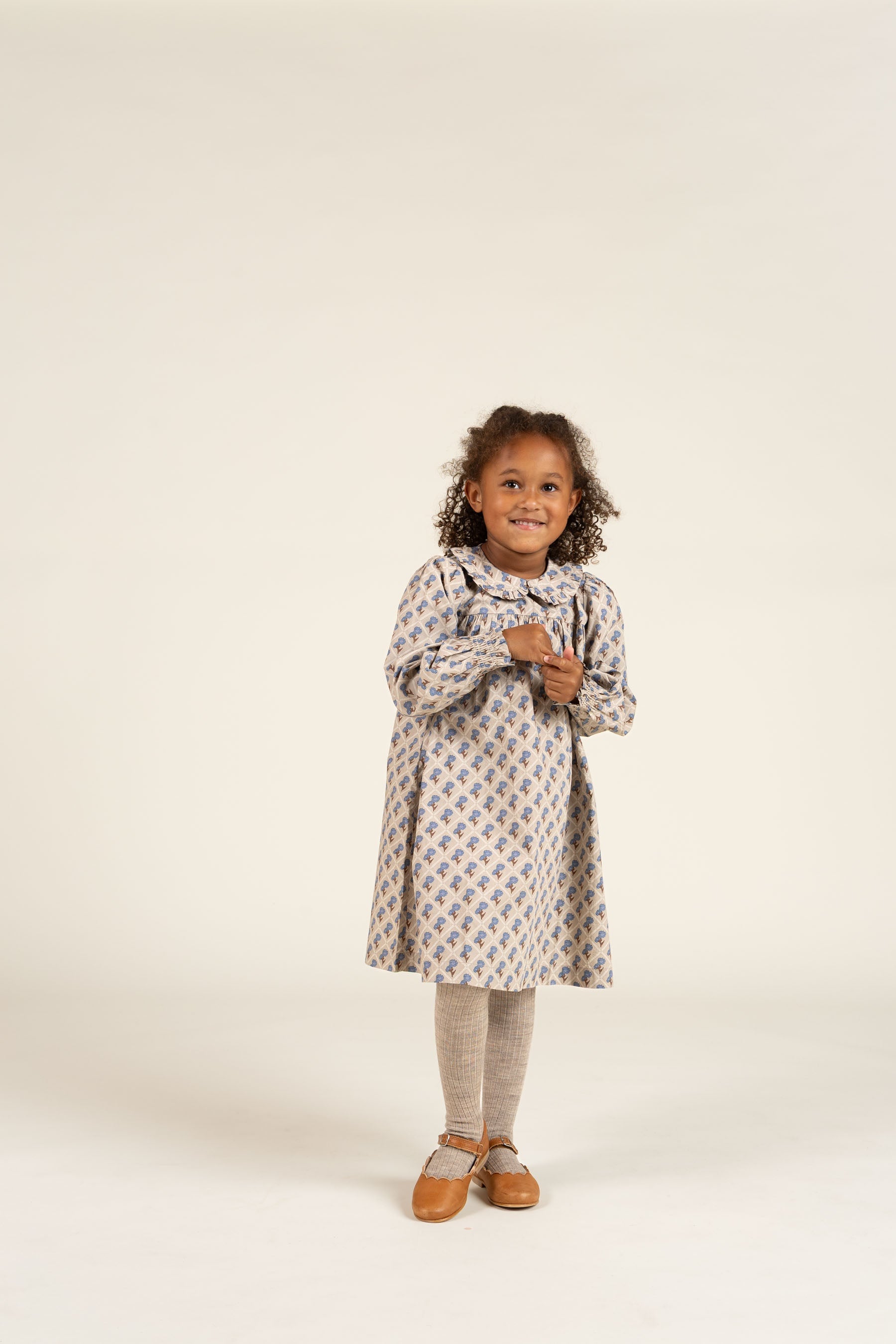 Bedrucktes Kleid aus Baumwollpopeline - Kids - Caffe Latte w. Blue | 100803 Amine