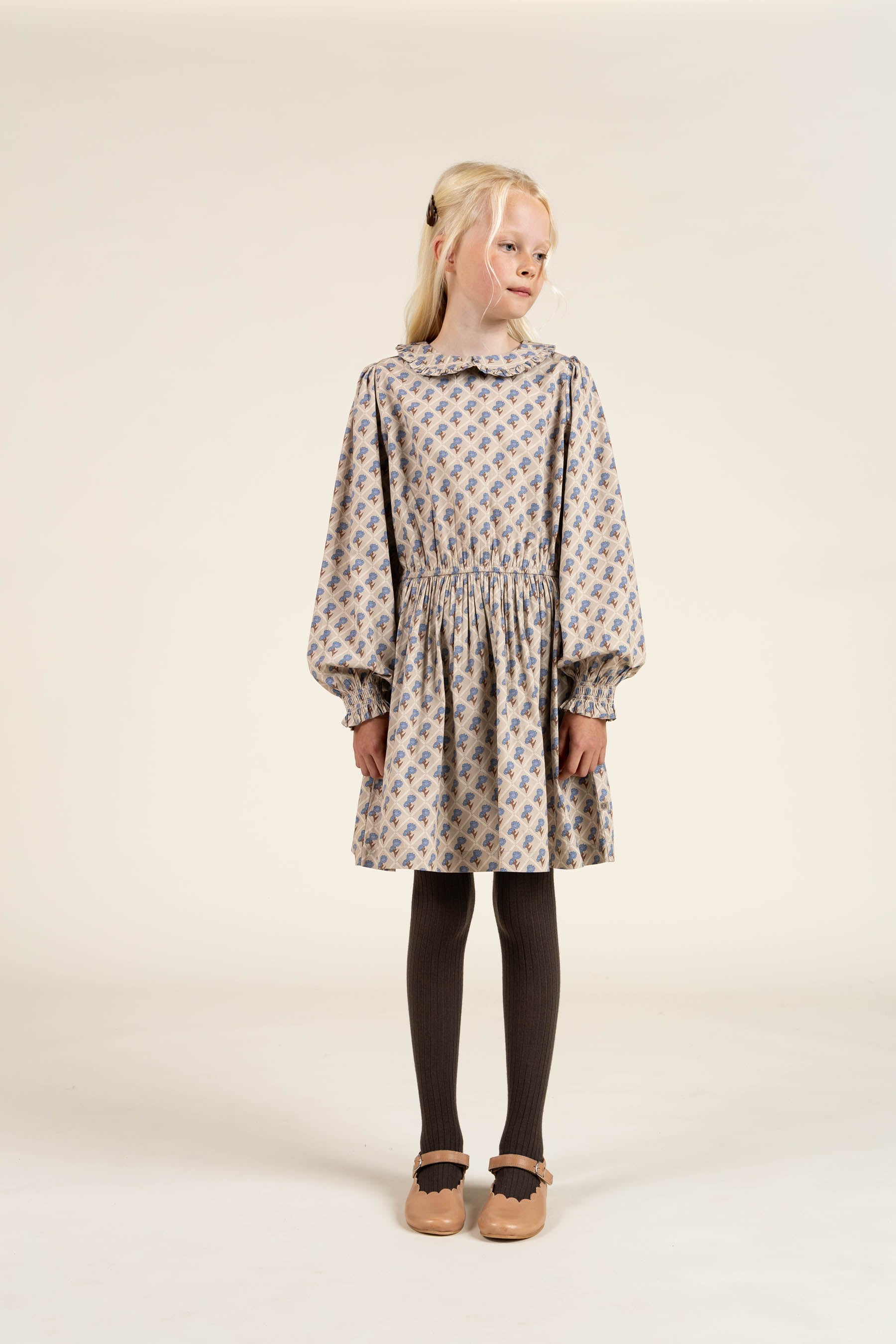 Bedrucktes Kleid aus Baumwollpopeline mit Gummizug in der Taille - Tween - Caffe Latte w. Blue | 100801 Amine
