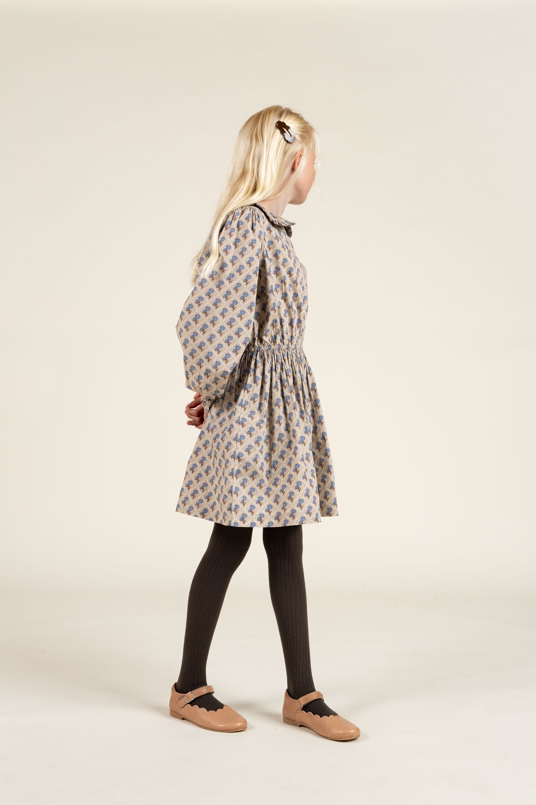 Bedrucktes Kleid aus Baumwollpopeline mit Gummizug in der Taille - Tween - Caffe Latte w. Blue | 100801 Amine