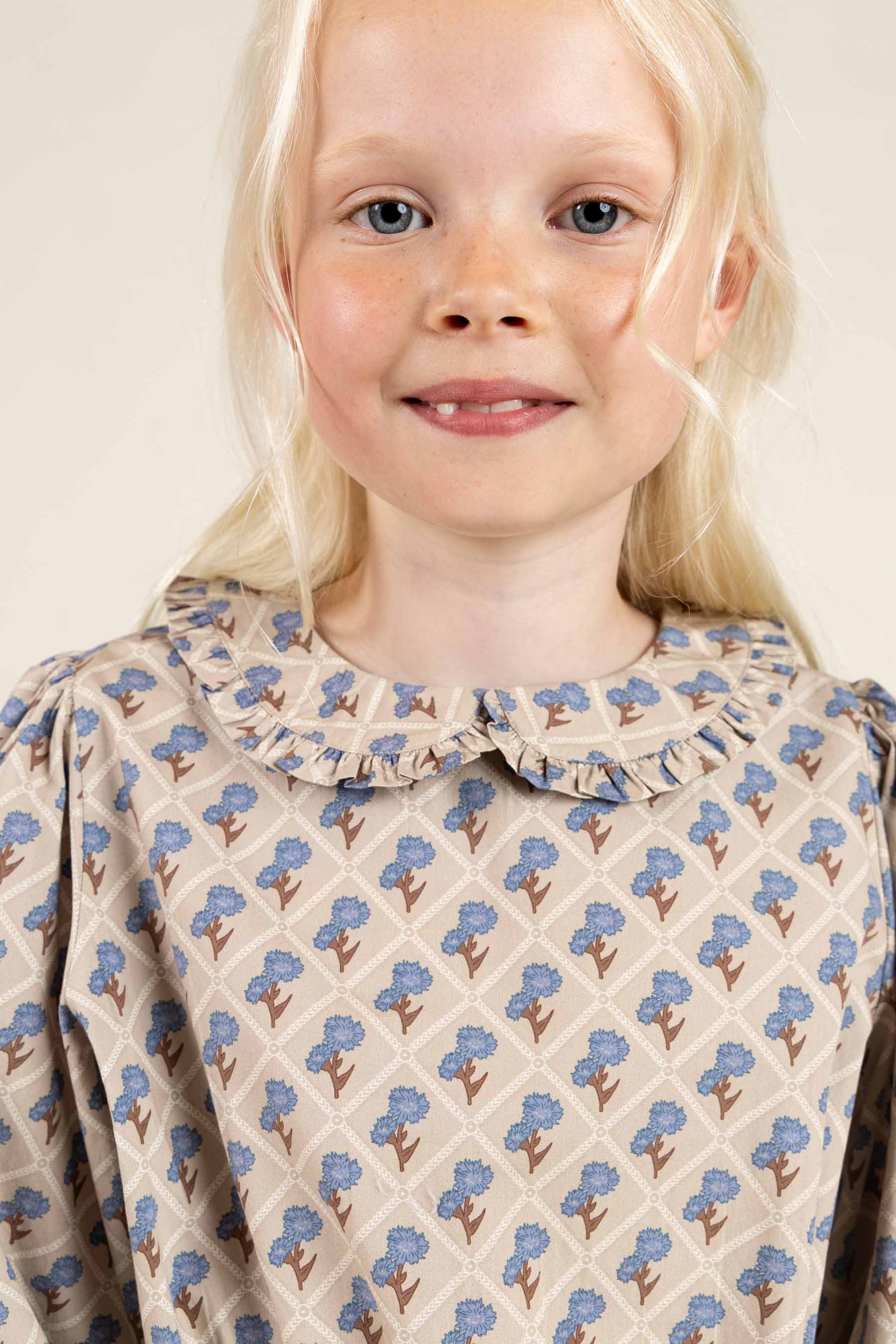 Bedrucktes Kleid aus Baumwollpopeline mit Gummizug in der Taille - Tween - Caffe Latte w. Blue | 100801 Amine