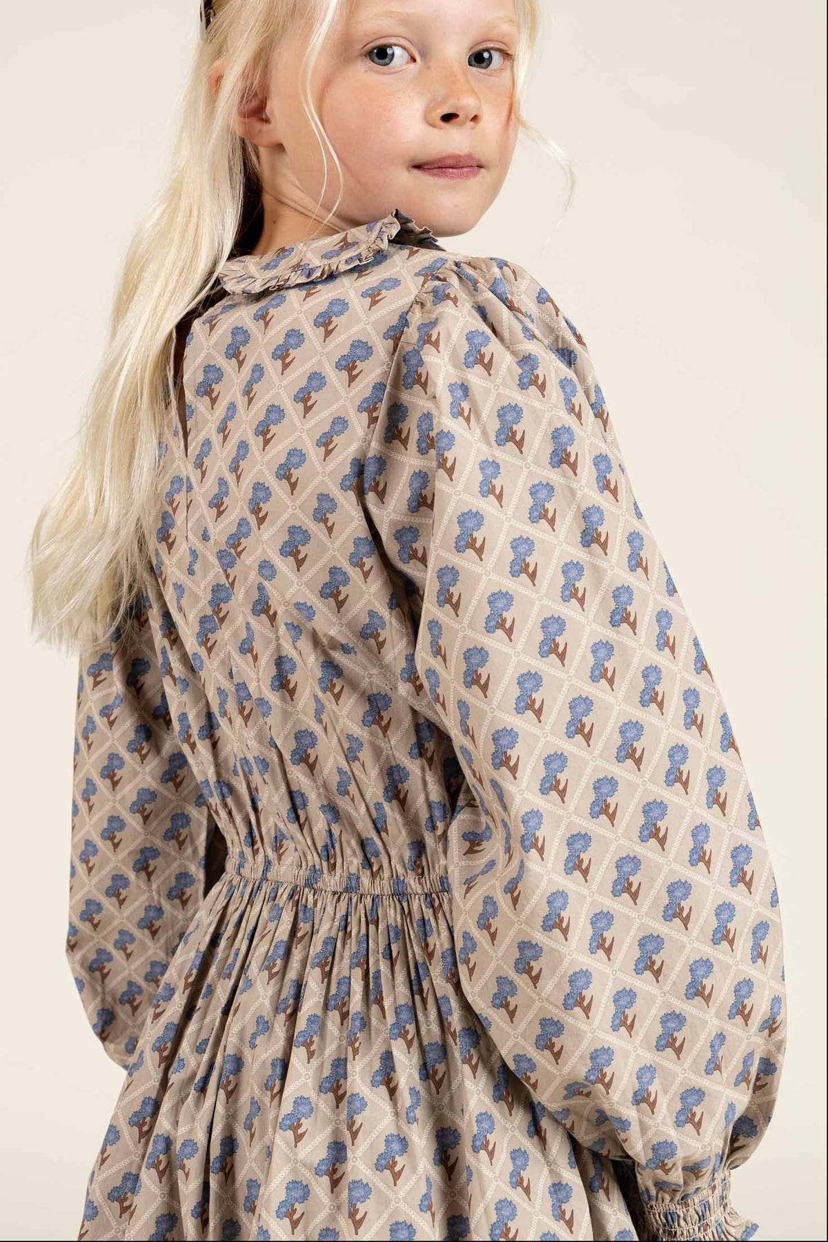 Bedrucktes Kleid aus Baumwollpopeline mit Gummizug in der Taille - Tween - Caffe Latte w. Blue | 100801 Amine