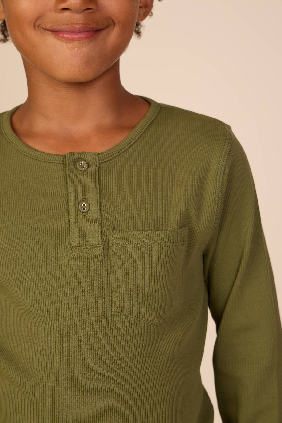 Geripptes Langarmshirt mit Knopfleiste Tween - Moss Green | 101594 Conrad