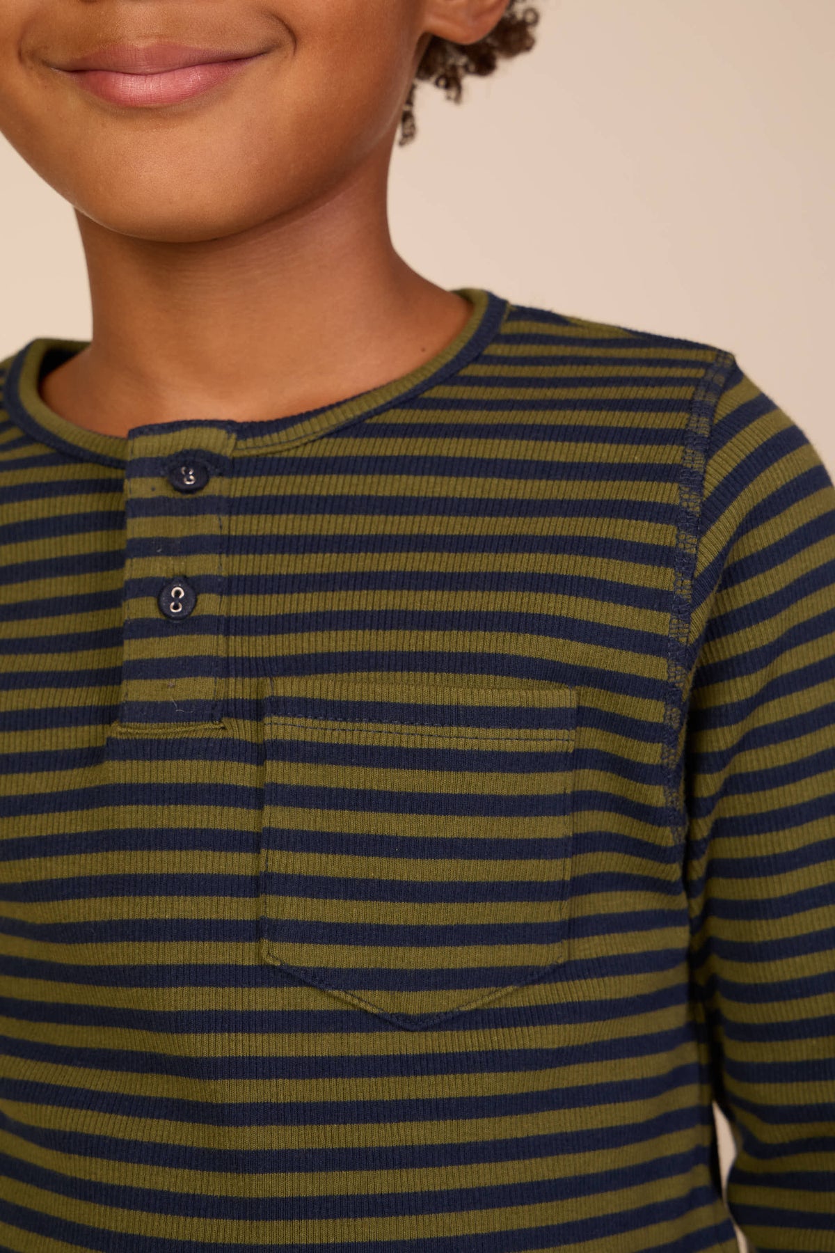 Geripptes Langarmshirt mit Knopfleiste Tween - Moss Green/Navy Stripe | 101596 Conrad